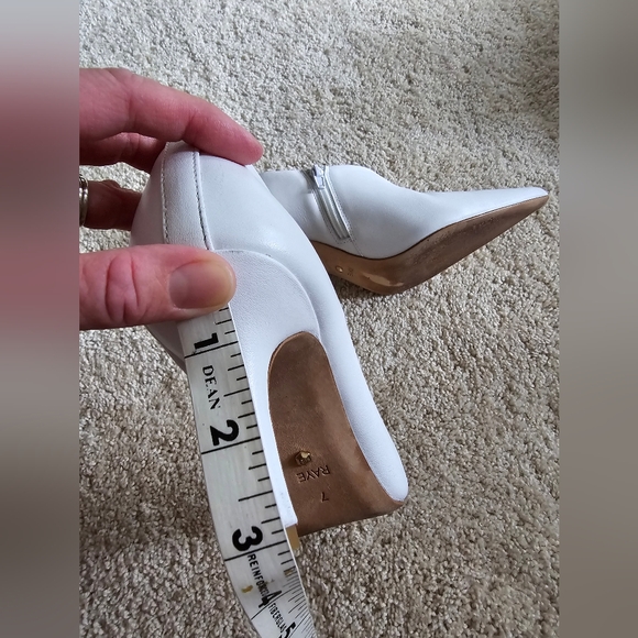 Raye women's white leather heels pointed toe low booties side zip sz 7 - Picture 3 of 13